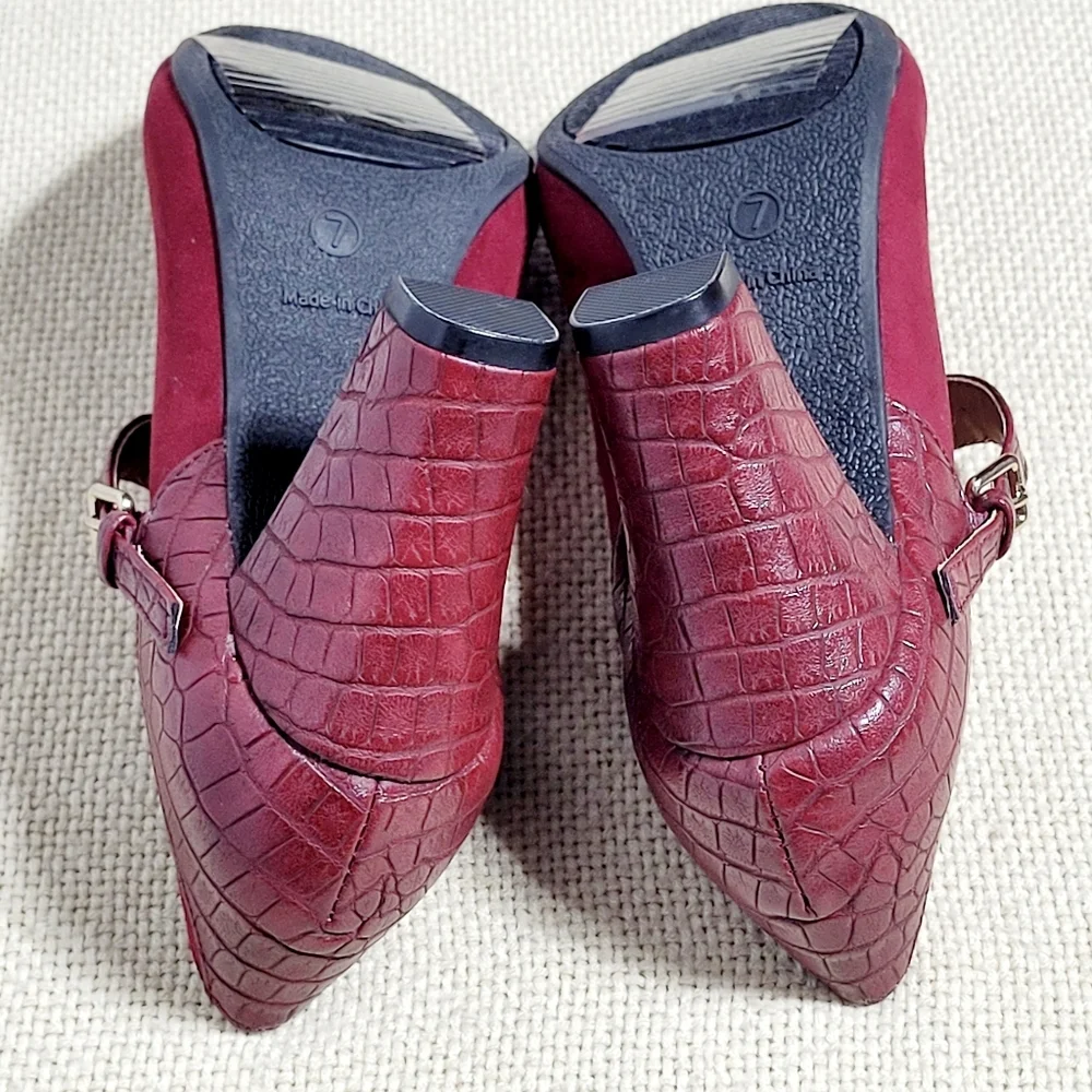NWOT Cushion Walk by Avon Mary Jane Wine Pumps Women's (7) Croc Embossed / Suede
